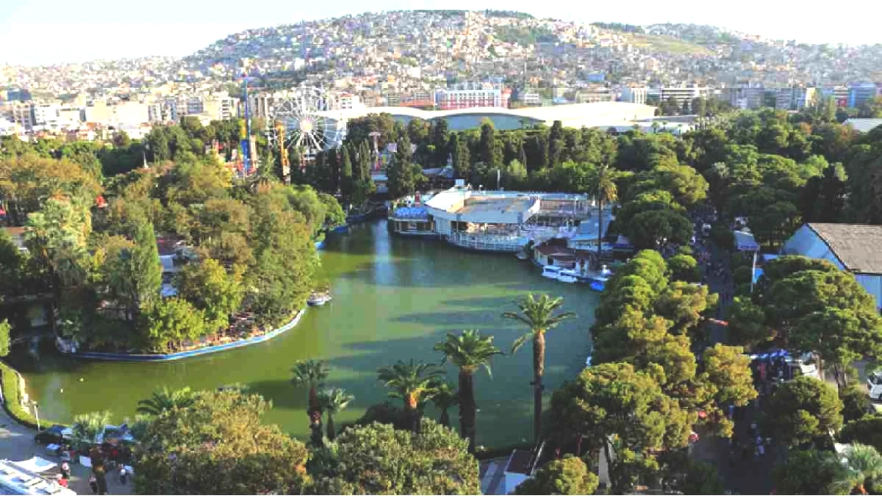 Cem Adrian'dan Duygusal Anlar: Kültürpark Açıkhava Tiyatrosu'nda Büyüleyici Konser!